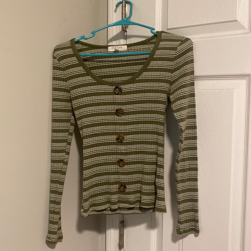 Full Circle Trends- Medium shirt